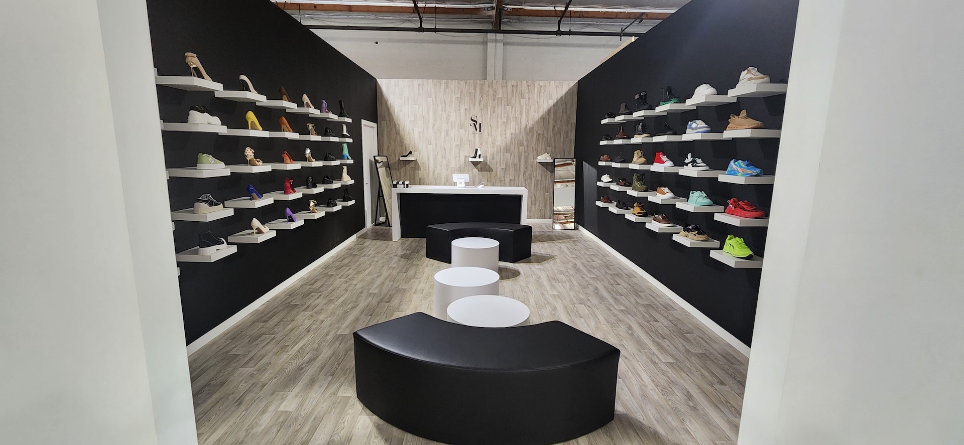 20221222 101158shoe store